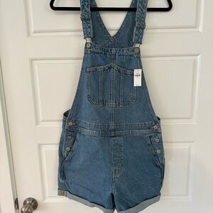 Old Navy Slouchy Straight Jean Short Overalls. Size M.